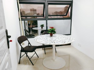 有陽(yáng)光、棕櫚，但這里不是海灘